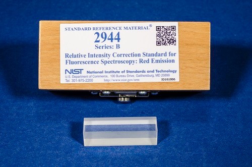 SRM 2944 - 熒光光譜的相對強(qiáng)度校正標(biāo)準(zhǔn)：紅色發(fā)射